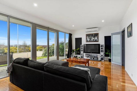 BENGALEE EXECUTIVE TOWNHOUSE- MODERN & STYLISH - Foster Accommodation 6
