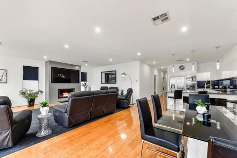 BENGALEE EXECUTIVE TOWNHOUSE- MODERN & STYLISH - Foster Accommodation 3
