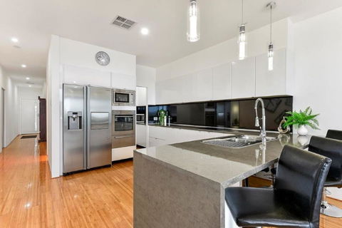 BENGALEE EXECUTIVE TOWNHOUSE- MODERN & STYLISH - Foster Accommodation 4