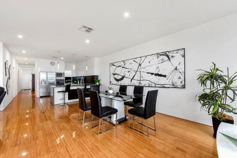 BENGALEE EXECUTIVE TOWNHOUSE- MODERN & STYLISH - Foster Accommodation 12