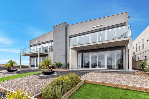 BENGALEE EXECUTIVE TOWNHOUSE- MODERN & STYLISH - Foster Accommodation 1