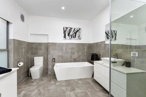 BENGALEE EXECUTIVE TOWNHOUSE- MODERN & STYLISH - Foster Accommodation 8