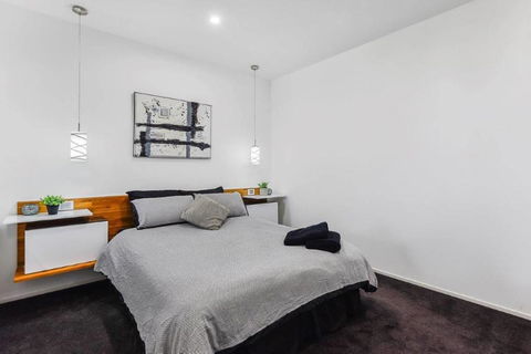 BENGALEE EXECUTIVE TOWNHOUSE- MODERN & STYLISH - Foster Accommodation 9