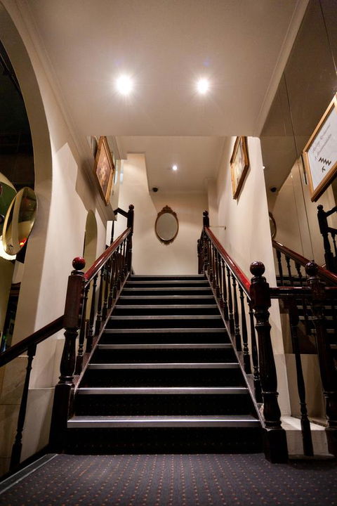 Ambassadors Hotel - Foster Accommodation 28