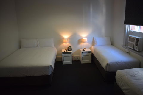 Ambassadors Hotel - Foster Accommodation 15