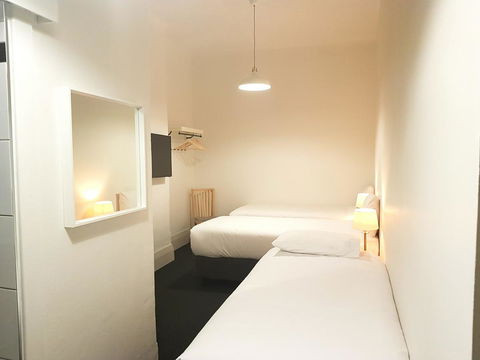 Ambassadors Hotel - Foster Accommodation 3