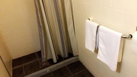 Ambassadors Hotel - Foster Accommodation 32