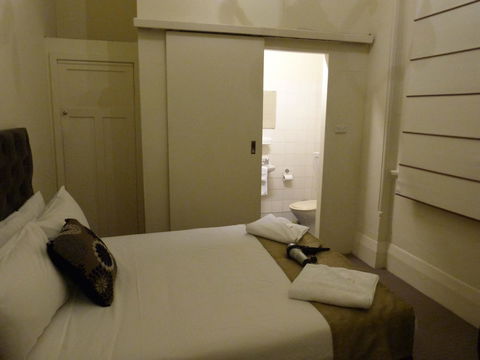 Ambassadors Hotel - Foster Accommodation 11