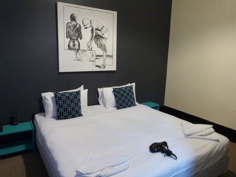 Ambassadors Hotel - Foster Accommodation 31