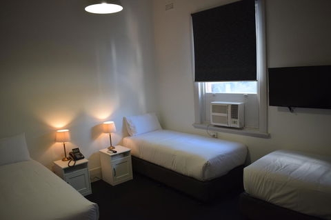 Ambassadors Hotel - Foster Accommodation 17