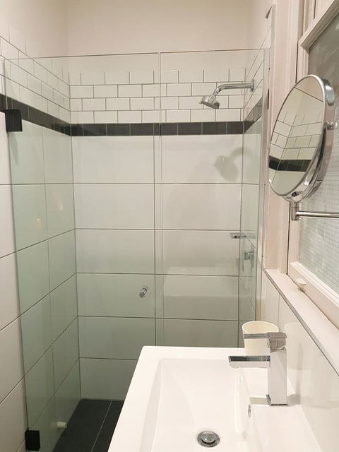 Ambassadors Hotel - Foster Accommodation 8