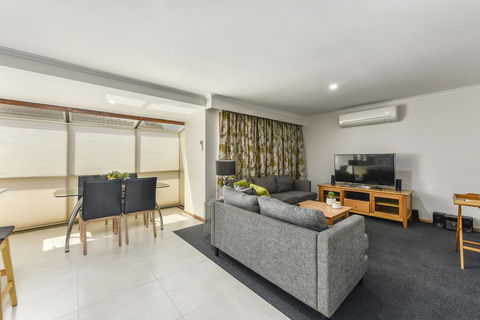 City Four Apartment - Foster Accommodation 2