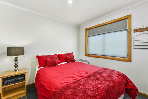 City Four Apartment - Foster Accommodation 5