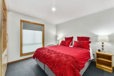 City Four Apartment - Foster Accommodation 3