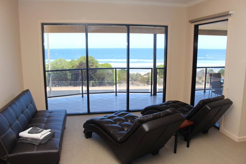 The Lighthouse - Beachfront Accommodation - Foster Accommodation 5