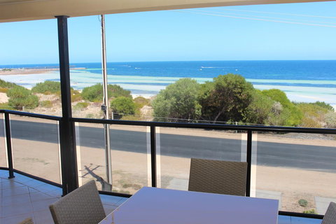 The Lighthouse - Beachfront Accommodation - Foster Accommodation 9