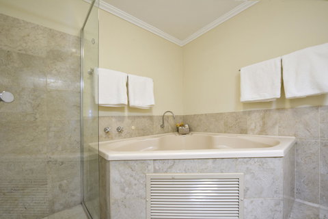 Abbey Beach Resort - Foster Accommodation 13