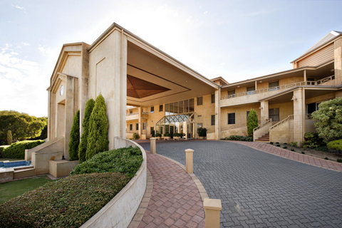 Abbey Beach Resort - Foster Accommodation 6