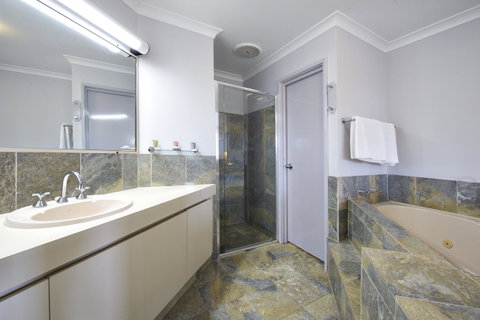 Abbey Beach Resort - Foster Accommodation 19