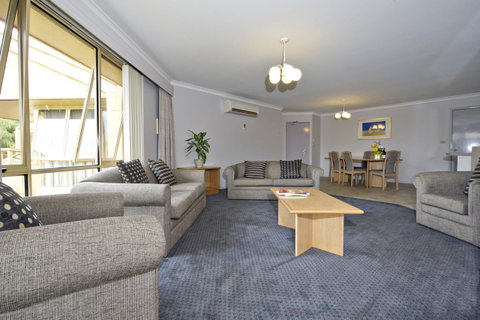Abbey Beach Resort - Foster Accommodation 24