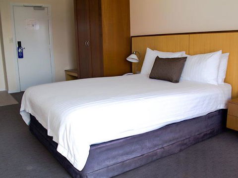 Ocean Beach Hotel - Foster Accommodation 2
