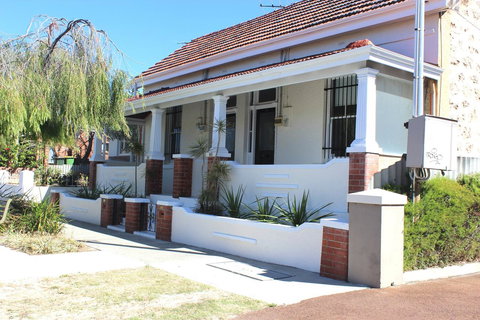 Captain\'s Heritage Cottage - Central Fremantle 2 Bedroom Historic Cottage - Foster Accommodation 0