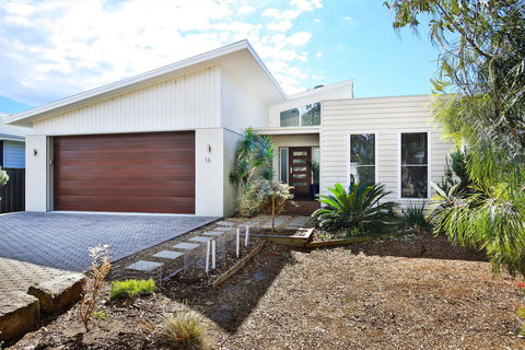 Calming Waters - Pet Friendly - Community Pool - Foster Accommodation 38