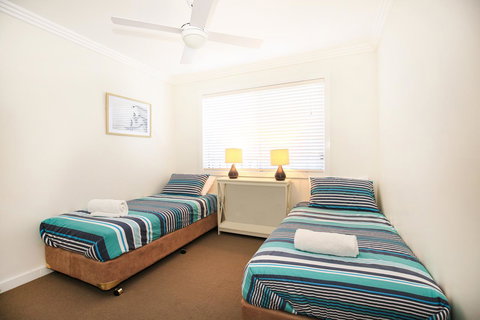 Calming Waters - Pet Friendly - Community Pool - Foster Accommodation 18