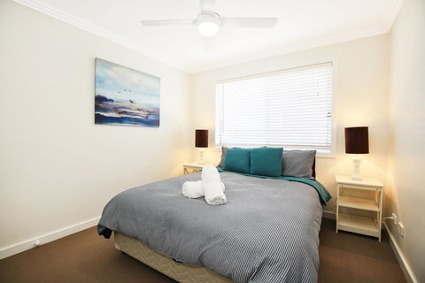 Calming Waters - Pet Friendly - Community Pool - Foster Accommodation 17