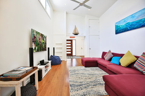 Calming Waters - Pet Friendly - Community Pool - Foster Accommodation 3