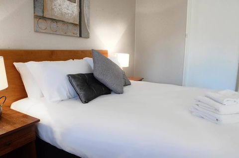 Almond Inn - Foster Accommodation 0