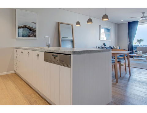 Oceanside Elegance At Superb Home Steps From Sand - Foster Accommodation 8