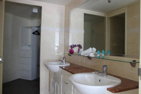 The Boathouse Resort Luxury Apartments - Foster Accommodation 7