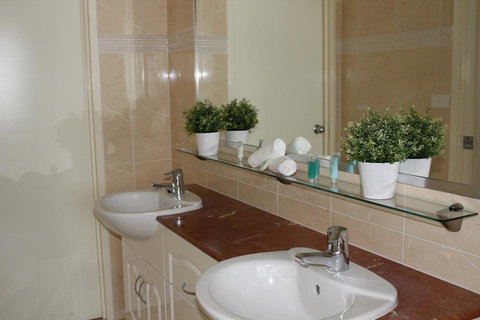 The Boathouse Resort Luxury Apartments - Foster Accommodation 18