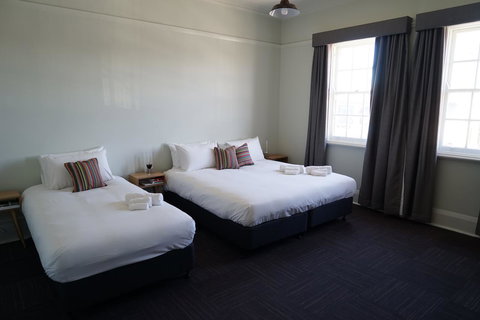 Rosehill Hotel - Foster Accommodation 0