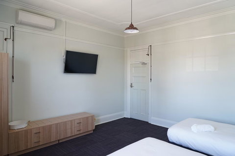 Rosehill Hotel - Foster Accommodation 4