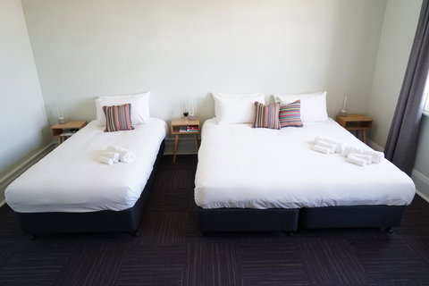 Rosehill Hotel - Foster Accommodation 2