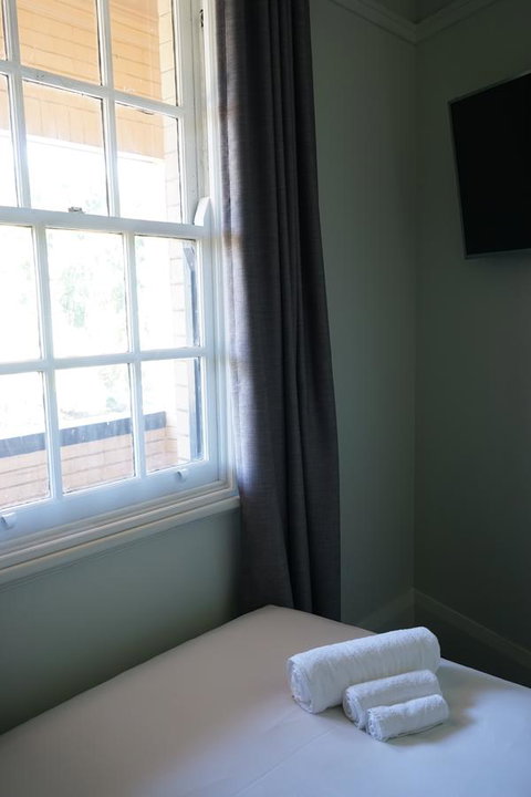 Rosehill Hotel - Foster Accommodation 24