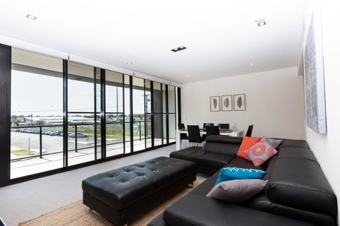 Brand New Executive Apartment - Foster Accommodation 2