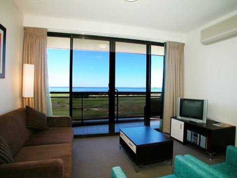 Best Western City Sands - Foster Accommodation 11