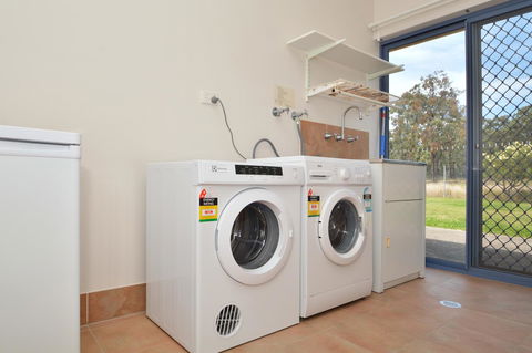 JE Guesthouse, Central To All The Hunter Valley Has To Offer - Foster Accommodation 38
