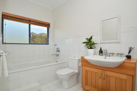 JE Guesthouse, Central To All The Hunter Valley Has To Offer - Foster Accommodation 23