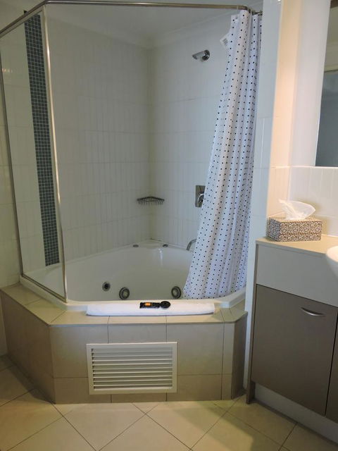 BASE Holidays - Ettalong Beach Premium Apartments - Foster Accommodation 16