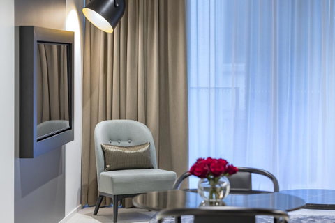 SKYE Suites Sydney - Foster Accommodation 11