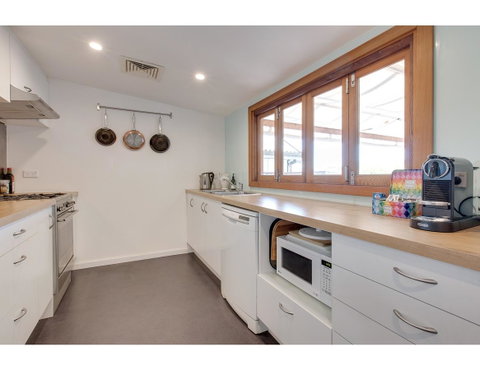 Spacious Cottage With Views, 10 Mins From The City - Foster Accommodation 3
