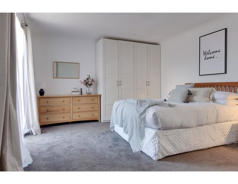 Spacious Cottage With Views, 10 Mins From The City - Foster Accommodation 1