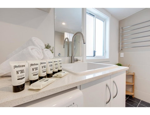 Spacious Cottage With Views, 10 Mins From The City - Foster Accommodation 14