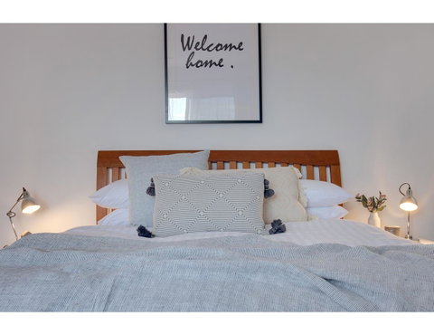 Spacious Cottage With Views, 10 Mins From The City - Foster Accommodation 2