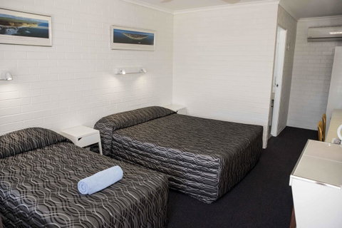 Coastal Bay Motel - Foster Accommodation 31