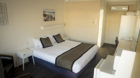 Coastal Bay Motel - Foster Accommodation 42